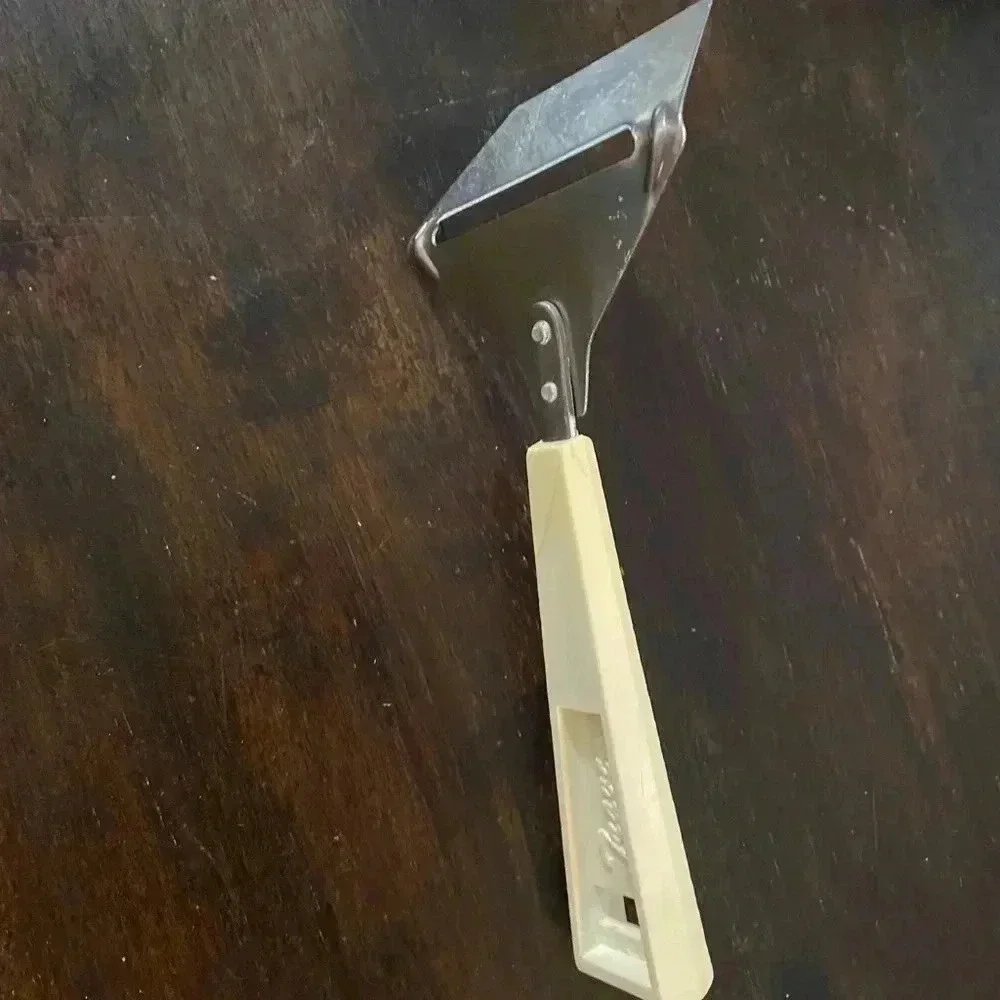 Vintage Travco Cheese Cutter Slicer Plastic Handle White‎ Flowers